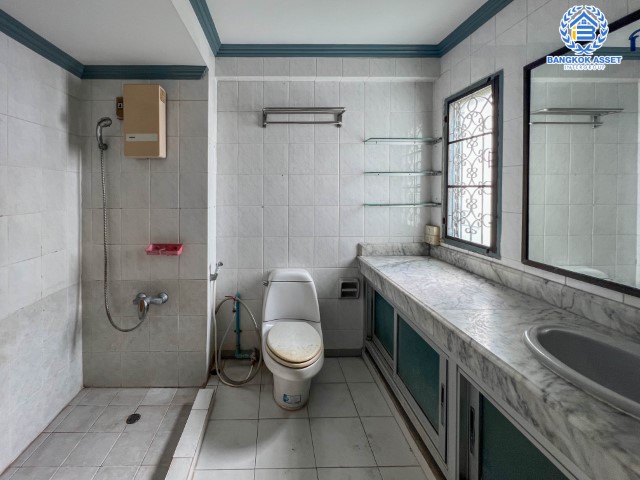 *****บ้านแฝดมือสองย่านกรุงเทพฯ ม.101การ์เด้นวิลล์  ลาดพร้าว101 เนื้อที่กว้าง 41 ตร.ว. ฟังก์ชัน 3 ห้องนอน 4 ห้องน้ำ ที่จอดรถ 2 คัน บ้านแฝดทำเลเมือง พื้นที่ใช้สอยเยอะ ตั้งบนทำเลแห่งการเดินทาง ใกล้รถไฟฟ้าสายสีน้ำเงิน "สถานีลาดพร้าว" และทางด่วน "ฉลองรัช"